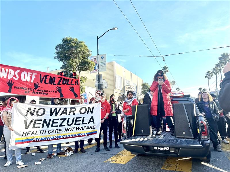 抗議活動除了要求ICE退出美國,還有要求川普政府停止對委內瑞拉的侵略。(圖/翻攝自X平台 @arsinoeorihuela)