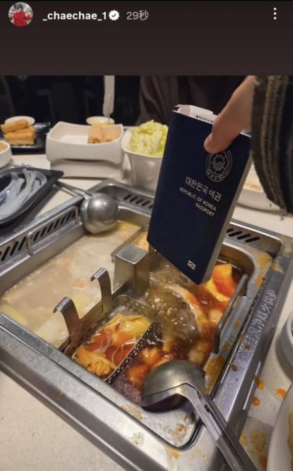 LE SSERAFIM成員金采源在IG上發出吃火鍋的照片,隨後馬上刪除。(圖/翻攝自IG @_chaechae_1)