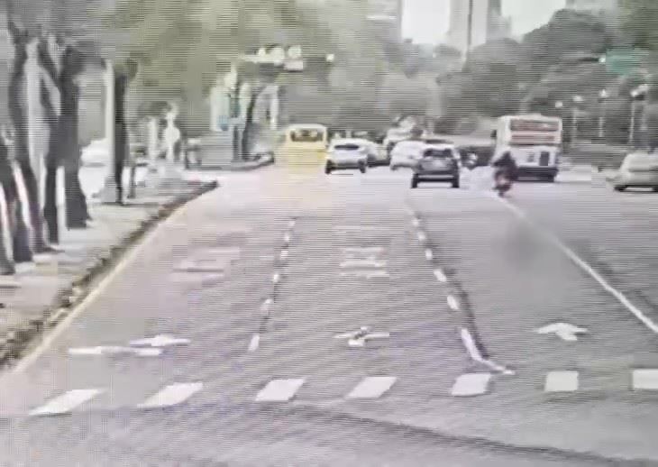 路口監視器拍到貨車偏移車道,驚險撞擊瞬間(圖右)。(圖/翻攝畫面)