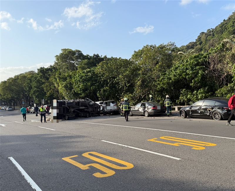 警消到場交通管制處理事故,路邊停放車輛慘遭撞毀,損失慘重。(圖/翻攝畫面)