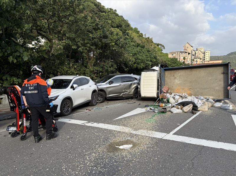士林貨車連環撞「1打10」慘翻覆,44歲運將酒測值0.13mg/L,遭法辦。(圖/翻攝畫面)