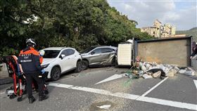 士林貨車連環撞「1打10」慘翻覆，44歲運將酒測值0.13mg/L，遭法辦。（圖／翻攝畫面）