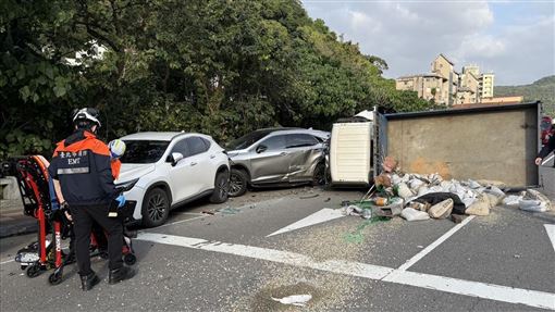 士林貨車連10撞慘翻覆　44歲運將酒測值曝