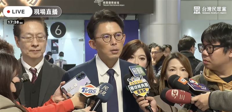 黃國昌率團搭機赴美國華府參訪。(圖/翻攝自民眾黨直播)