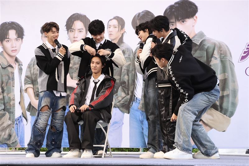 煥鈞當眾完成剃頭儀式,場面笑中帶淚。(圖/記者鄭孟晃攝影)