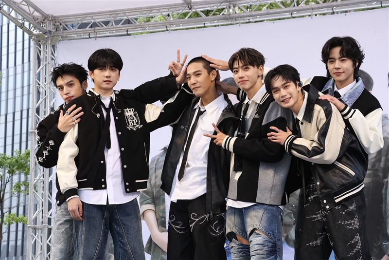 Ozone哲言(左起)、祖安、煥鈞、文廷、子翔、佳辰舉辦「我愛你們」簽唱會。(圖/記者鄭孟晃攝影)