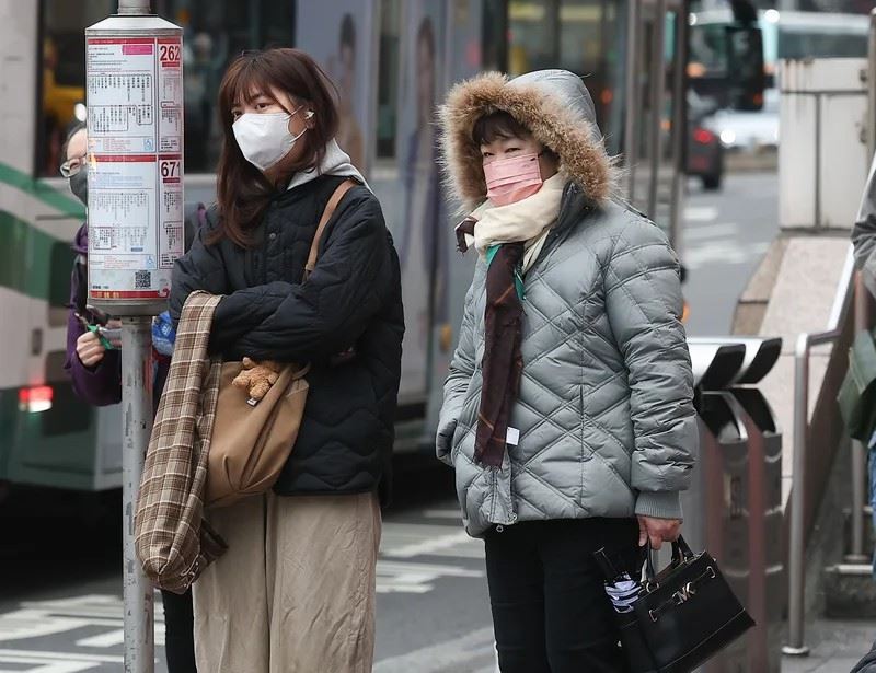 大陸冷氣團連日襲台，醫師指出，極冷、極熱天氣都會使心血管疾病死亡率攀升，寒冷天氣的風險更高出4至5倍。（示意圖／中央社資料照）