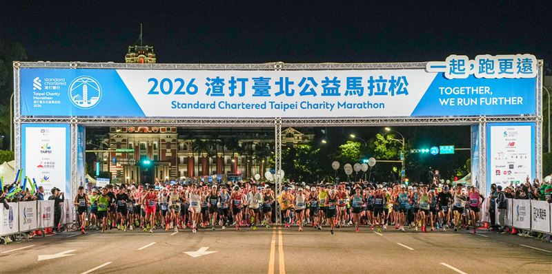 2026渣打臺北公益馬拉松今晨熱血開跑,吸引2.6萬名跑者參與。22歲國內好手洪偉齊拿下全馬男子組冠軍,日本女將沼田夏楠則以破PB成績連霸女子組。賽事展現全齡共融,0歲到88歲皆有跑者參加。渣打銀行總經理親自領跑,累積公益募款已突破1.3億元。(圖/渣打銀行提供)