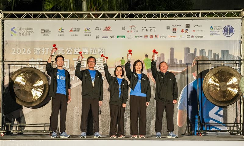 2026渣打臺北公益馬拉松今晨熱血開跑,吸引2.6萬名跑者參與。22歲國內好手洪偉齊拿下全馬男子組冠軍,日本女將沼田夏楠則以破PB成績連霸女子組。賽事展現全齡共融,0歲到88歲皆有跑者參加。渣打銀行總經理親自領跑,累積公益募款已突破1.3億元。(圖/渣打銀行提供)