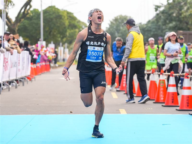 2026渣打臺北公益馬拉松今晨熱血開跑,吸引2.6萬名跑者參與。22歲國內好手洪偉齊拿下全馬男子組冠軍,日本女將沼田夏楠則以破PB成績連霸女子組。賽事展現全齡共融,0歲到88歲皆有跑者參加。渣打銀行總經理親自領跑,累積公益募款已突破1.3億元。(圖/渣打銀行提供)