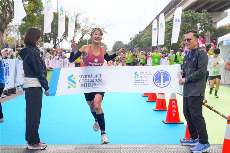 2026渣打臺北公益馬拉松今晨熱血開跑,吸引2.6萬名跑者參與。22歲國內好手洪偉齊拿下全馬男子組冠軍,日本女將沼田夏楠則以破PB成績連霸女子組。賽事展現全齡共融,0歲到88歲皆有跑者參加。渣打銀行總經理親自領跑,累積公益募款已突破1.3億元。(圖/渣打銀行提供)