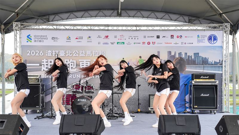 2026渣打臺北公益馬拉松今晨熱血開跑,吸引2.6萬名跑者參與。22歲國內好手洪偉齊拿下全馬男子組冠軍,日本女將沼田夏楠則以破PB成績連霸女子組。賽事展現全齡共融,0歲到88歲皆有跑者參加。渣打銀行總經理親自領跑,累積公益募款已突破1.3億元。(圖/渣打銀行提供)