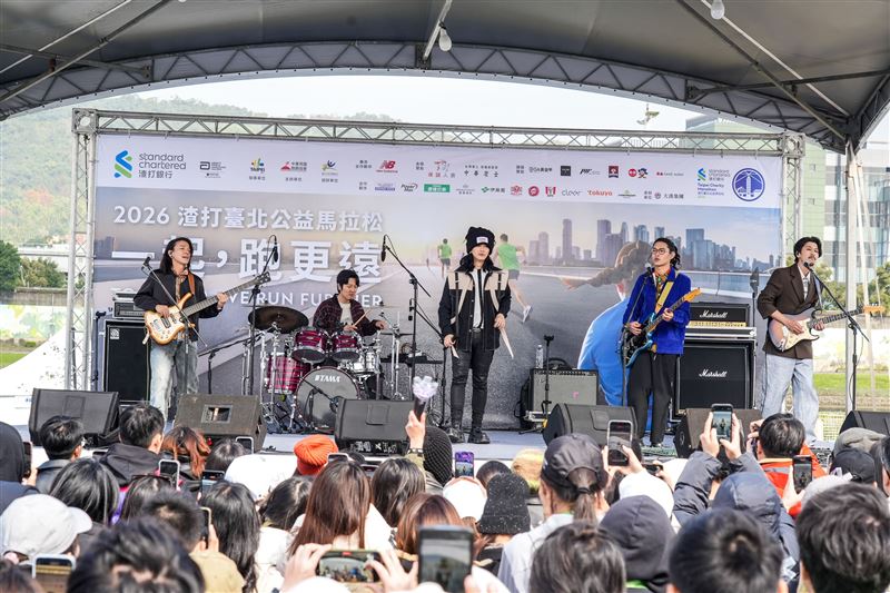 2026渣打臺北公益馬拉松今晨熱血開跑,吸引2.6萬名跑者參與。22歲國內好手洪偉齊拿下全馬男子組冠軍,日本女將沼田夏楠則以破PB成績連霸女子組。賽事展現全齡共融,0歲到88歲皆有跑者參加。渣打銀行總經理親自領跑,累積公益募款已突破1.3億元。(圖/渣打銀行提供)