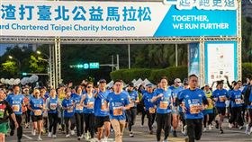 2026渣打臺北公益馬拉松今晨熱血開跑，吸引2.6萬名跑者參與。22歲國內好手洪偉齊拿下全馬男子組冠軍，日本女將沼田夏楠則以破PB成績連霸女子組。賽事展現全齡共融，0歲到88歲皆有跑者參加。渣打銀行總經理親自領跑，累積公益募款已突破1.3億元。（圖／渣打銀行提供）
