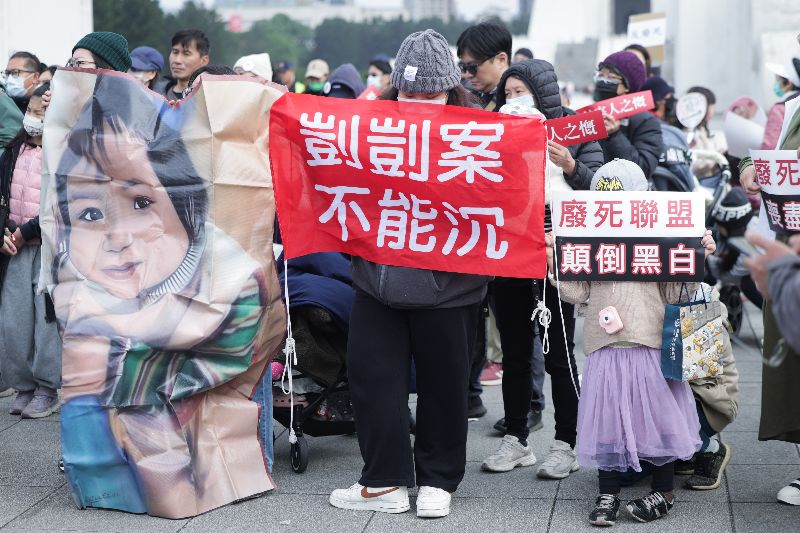 男童「剴剴」遭虐死案二審將於27日宣判。兒少守護行動團體等民間團體11日在台北舉行「護兒少，反廢死大遊行」，家長帶孩子走上街頭，盼社會大眾關注兒童保護議題，勿忘剴剴案