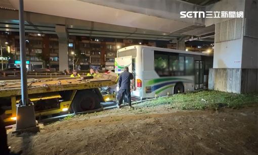 新／新北公車誤闖卡死機車道　下班族崩潰
