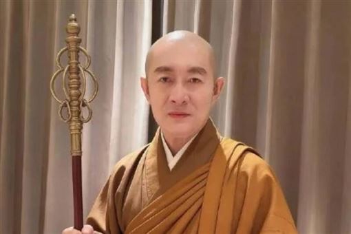 現世報？黃安失聲硬唱　遭陸客轟：滾下台