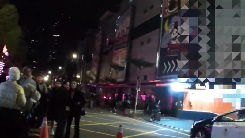 北市信義區夜店門口8日凌晨爆警民衝突，引起路人圍觀。（圖／翻攝畫面）