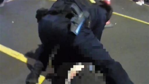 台大博士生控警無故上銬　警PO片：他挑釁