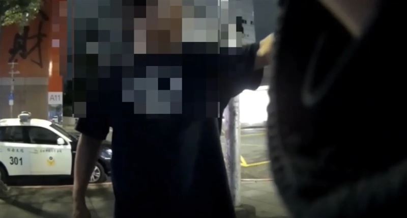 民眾控遭無理由上銬！警曝管束過程，酒醉男嗆：「你打我阿！我台大博士班榜首」。（圖／翻攝畫面）
