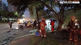 新北李男毒駕追撞路肩轎車，導致車頭燃燒起火全毀。（圖／翻攝畫面）
