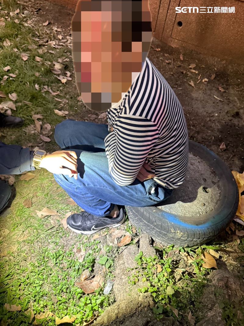 新北李男毒駕追撞路肩轎車,導致車頭燃燒起火全毀。(圖/翻攝畫面)