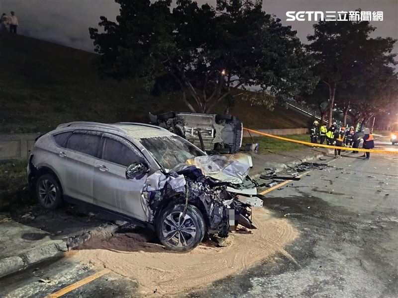 新北李男毒駕追撞路肩轎車,導致車頭燃燒起火全毀。(圖/翻攝畫面)