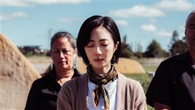 桂綸鎂被唱詠懷卡托戰役罹難者的歌謠感動落淚。（圖／出去一下提供） 