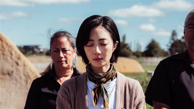 桂綸鎂被唱詠懷卡托戰役罹難者的歌謠感動落淚。(圖/出去一下提供)