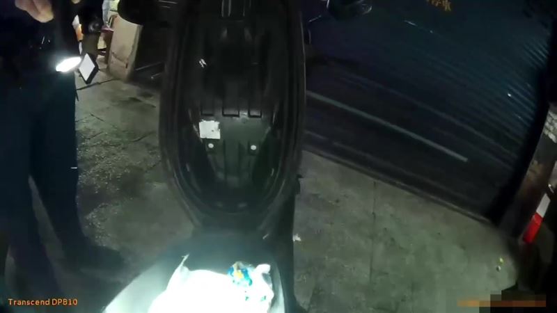 警方在李男機車後座車廂搜出毒品海洛因和針筒。(圖/翻攝畫面)