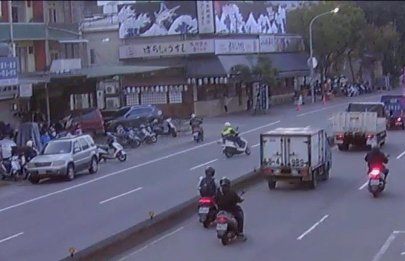 通緝犯李男不斷逆向行駛、鑽小巷,讓員警疲於奔命險象環生。(圖/翻攝畫面)