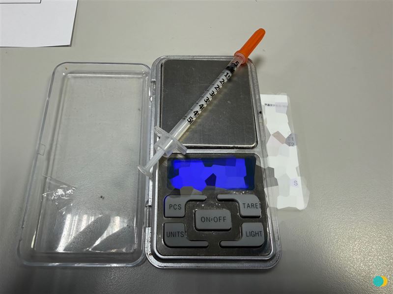 初步快篩結果顯示,粉末及針筒均呈第一級毒品海洛因及第二級毒品安非他命陽性反應。(圖/翻攝畫面)