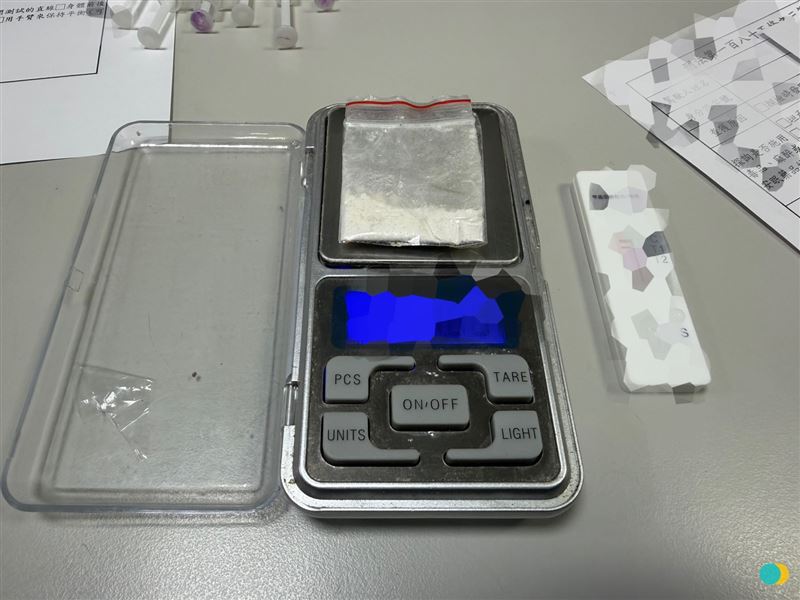 員警自李嫌身上查獲疑似第一級毒品海洛因粉末一包及針筒六支。(圖/翻攝畫面)