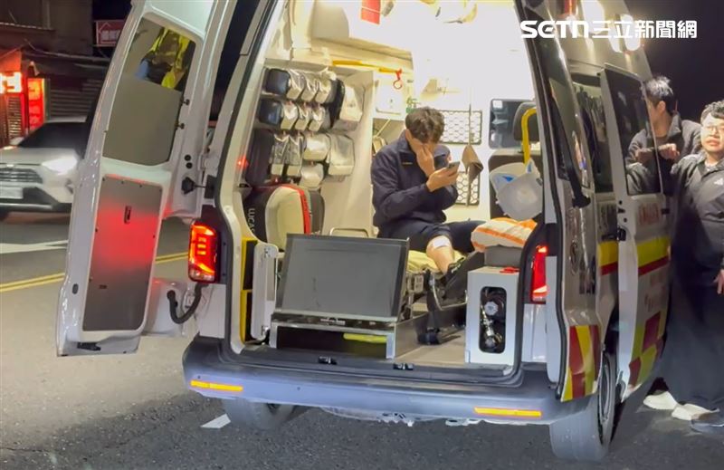 5名英勇員警因近身肉搏導致身體多處擦挫傷,所幸經檢視後無需就醫,在現場救護車上包紮。(圖/翻攝畫面)