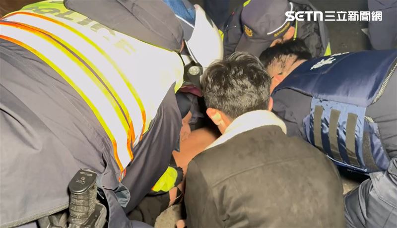 優勢警力終於將翁嫌車輛截停。翁嫌下車後仍頑強抵抗,與員警爆發激烈扭打,最終在優勢警力強勢壓制下束手就擒。(圖/翻攝畫面)