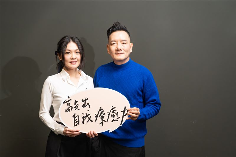 蜜雪(左)分享因頌缽尋得心靈平靜。右為田定豐。(圖/唱戲世界娛樂提供)