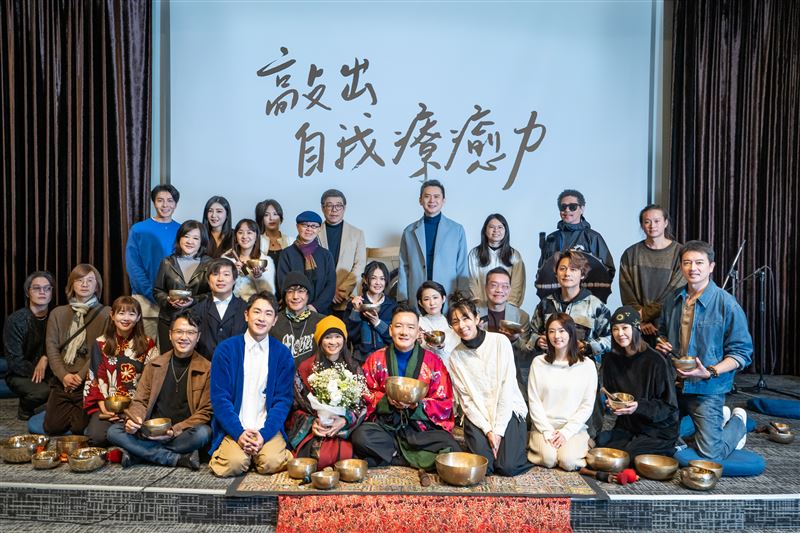 田定豐與朱衍舞號召20多位藝人頌缽療癒。(圖/唱戲世界娛樂提供)