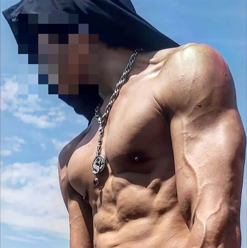 街頭失控的惡煞,竟是曾在北部夜場、活動圈破有名氣的專業表演者,更有著「猛男界RAIN」的響亮封號。(圖/翻攝IG)