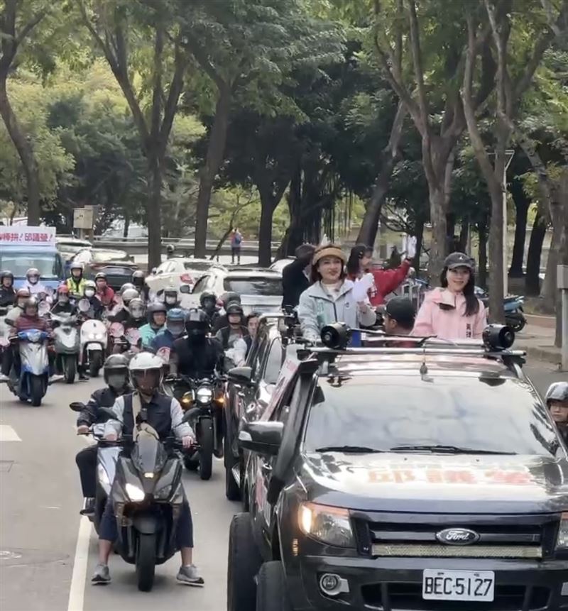 另類造勢超吸睛！邱議瑩、黃捷號召「擋泥板騎士團」掃街。(圖/邱議瑩立委辦公室提供)