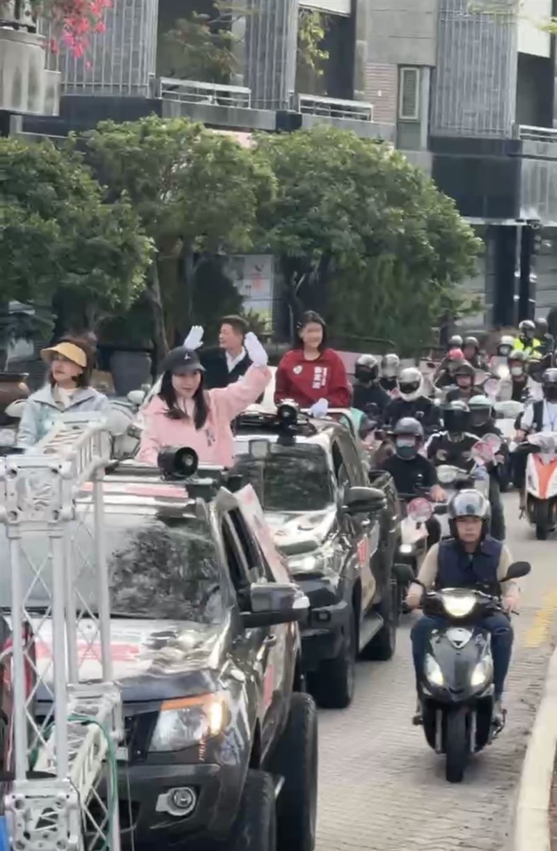 另類造勢超吸睛！邱議瑩、黃捷號召「擋泥板騎士團」掃街。(圖/邱議瑩立委辦公室提供)