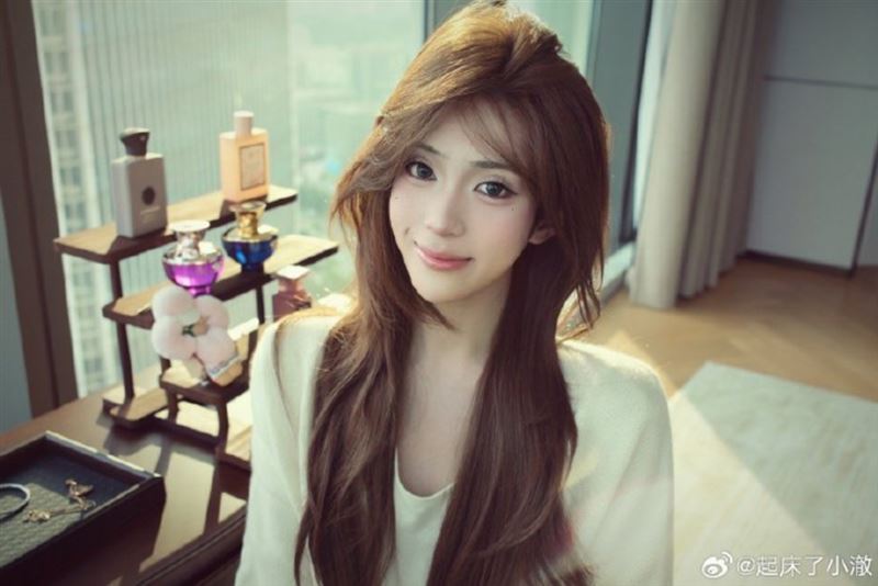 一名中國網紅在網路上以「男扮女裝」爆紅。(圖/翻攝自微博)