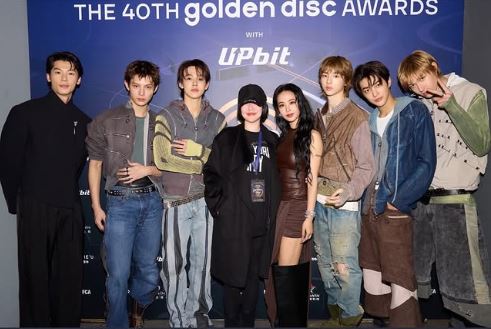 蔡依林也在社群平台公開與CORTIS全員合照，C位站的竟是小S。（圖／翻攝自蔡依林IG）