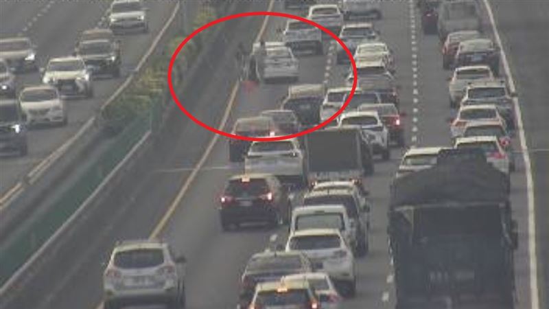事故造成後方車流回堵約5公里。（圖／翻攝畫面）