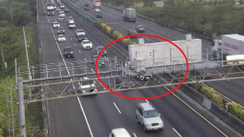 國道一號南向336.5公里處，台南仁德路段，今天（12日）上午發生追撞事故。（圖／翻攝畫面）