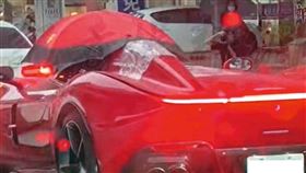 3年前陳肯特撐傘冒雨開法拉利上路，蔚為奇觀。（翻攝記者爆料網）