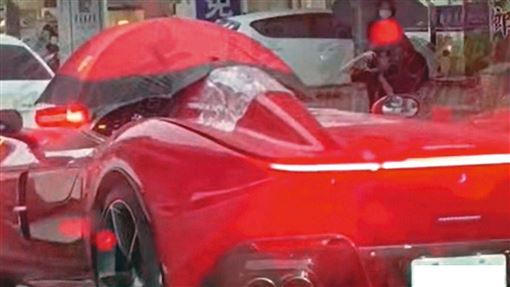 撐傘開敞篷車！惡富豪靠1人設躋身名流