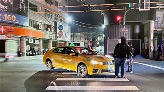 要演八點檔了？男路人肉身擋車站路口