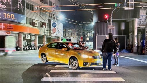 要演八點檔了？男路人肉身擋車站路口