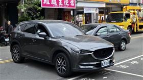 苗栗頭份，當街槍擊，槍手攔截休旅車，連開2槍，駕駛中彈送醫(圖／民眾提供)