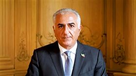 流亡美國的伊朗王朝末代王儲芮沙‧巴勒維（Reza Pahlavi），透過X平台呼籲伊朗民眾一起推翻當前政權。（圖／翻攝自X平台@PahlaviReza）